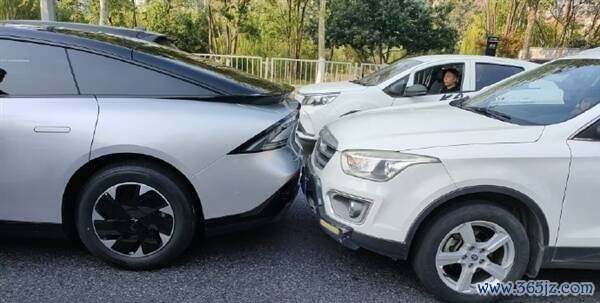 小鹏P7+寰球首撞出身：车太帅 后车司机健忘踩刹车