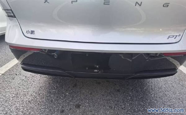 小鹏P7+寰球首撞出身：车太帅 后车司机健忘踩刹车