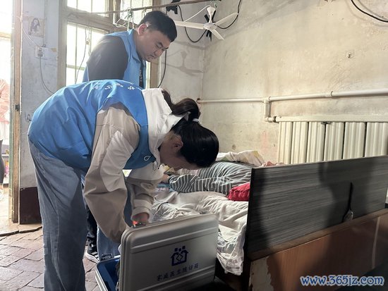 镇卫生院医师和照看上门为失能村民检验身段 图片起首:每经记者 袁园 摄