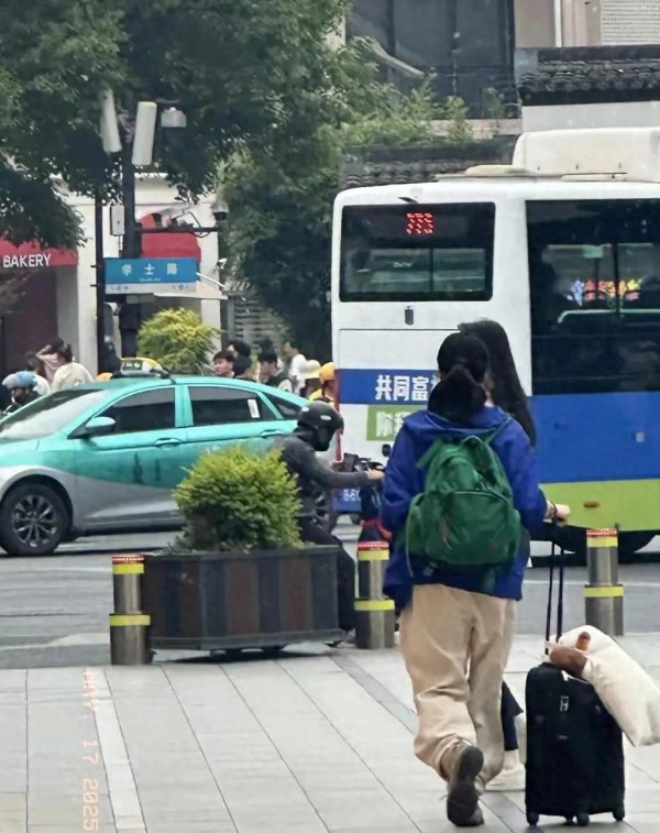 开云(中国)kaiyun网页版登录入口却满盈挡不住那股子清透的气质-Kaiyun·体育「全站」登陆入口官方网站登录入口