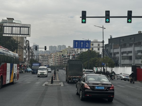 开云体育(中国)官方网站广州交警对广州市白云区石沙路执行绿波协作戒指战术-Kaiyun·体育「全站」登陆入口官方网站登录入口